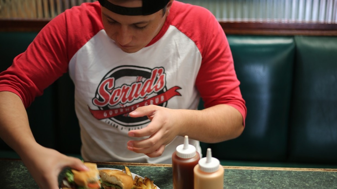 Έρευνες δείχνουν πώς η μετάβαση από το σχολείο στην ενήλικη ζωή επηρεάζει τις συνήθειες και το βάρος