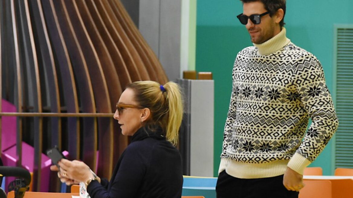 Αποστόλης Τότσικας - Ρούλα Ρέβη: Σπάνια έξοδος με τα δίδυμα παιδιά τους