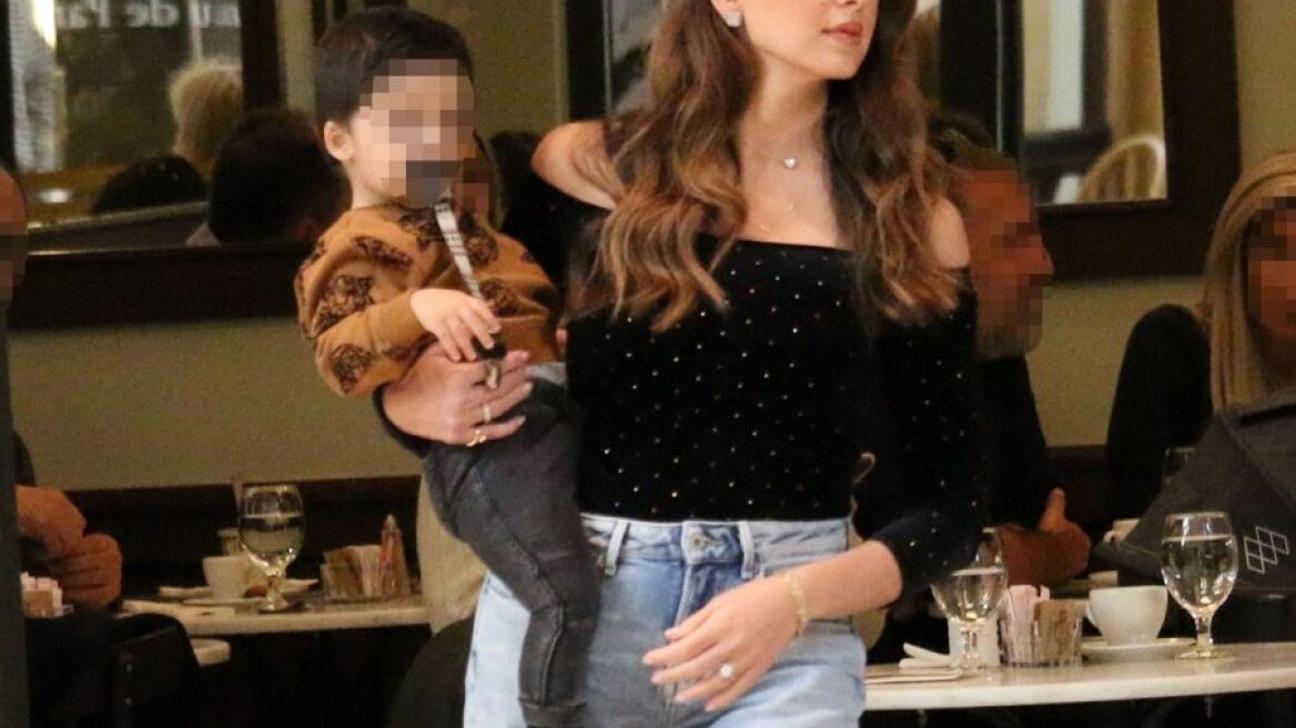 Το cropped jeans της Σταματίνας Τσιμτσιλή δεν πρέπει να λείπει από καμία γκαρνταρόμπα 