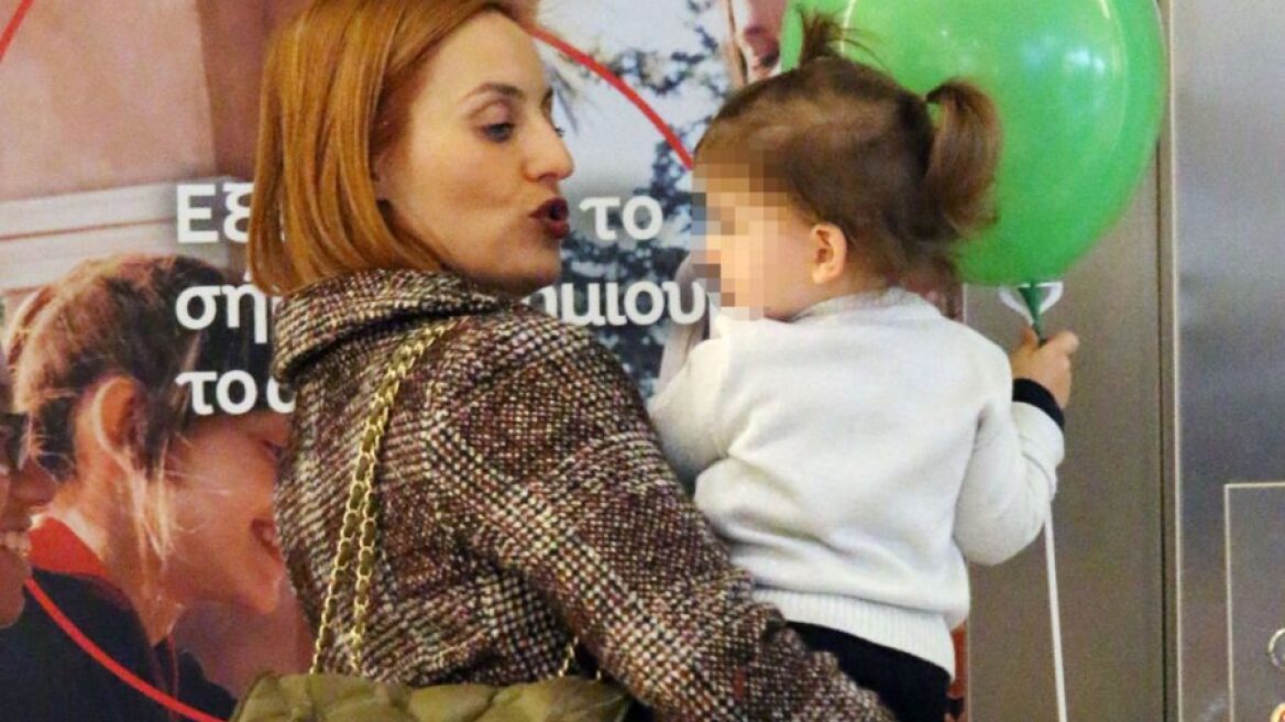 Το μαύρο ζευγάρι Ugg που επέλεξε η Ελεονώρα Μελέτη για τη βόλτα με την κόρη και τον σύζυγο