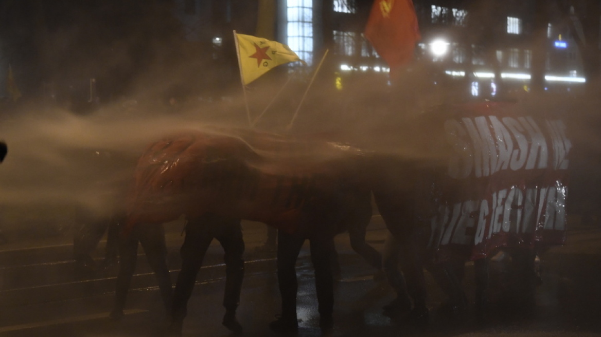 Επεισόδια στο Νταβός: Αντλίες νερού, πλαστικές σφαίρες και δακρυγόνα της αστυνομίας σε διαδηλωτές