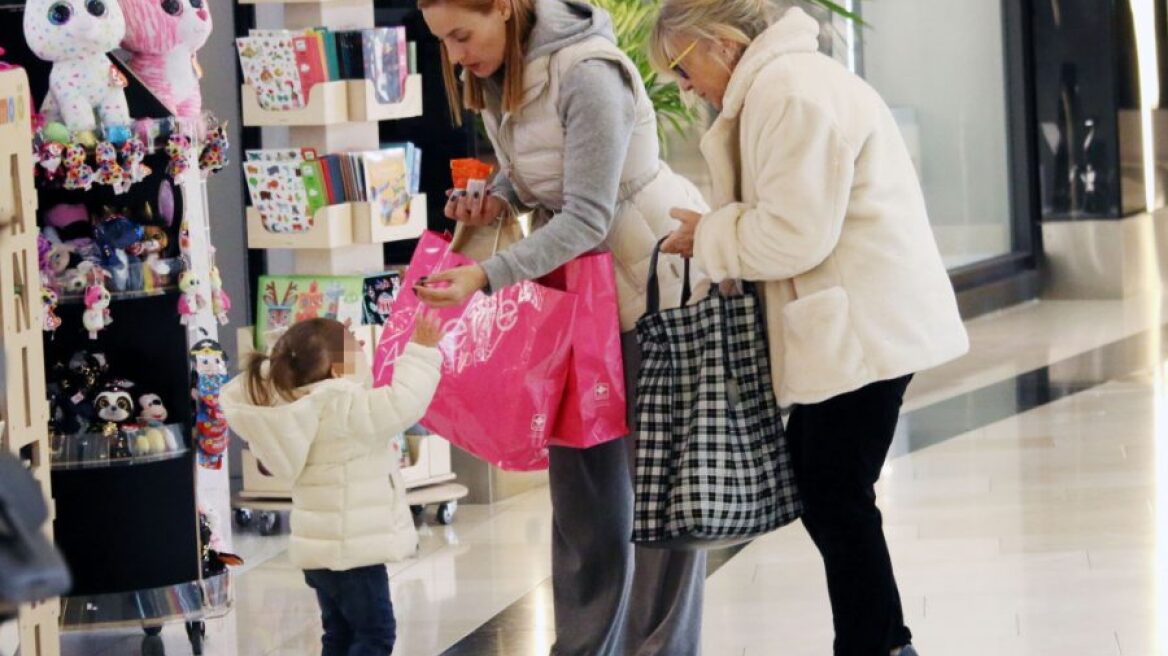 Τρεις γενιές: Η Ελεονώρα Μελέτη πήγε για shopping με τη μαμά και την κόρη της