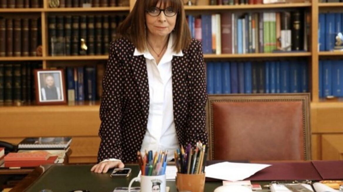 Η κούπα της Κατερίνας Σακελλαροπούλου έγινε viral στην πρώτη της μέρα ως Πρόεδρος της Δημοκρατίας