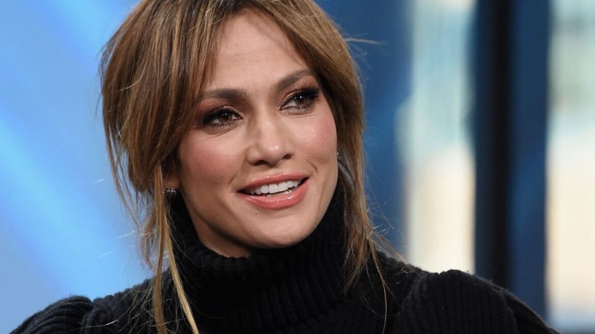 Το λευκό skinny jeans της Jennifer Lopez είναι JBrand και θα το βρεις στα attica