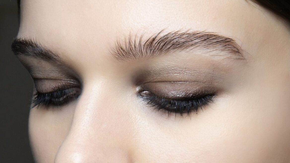 3 tips για να μείνει σταθερή η σκιά ματιών