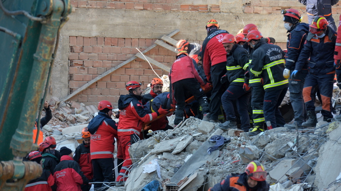 Σεισμός 6,8 Ρίχτερ στην Τουρκία: Εξανεμίζονται οι ελπίδες για τον εντοπισμό επιζώντων στα συντρίμμια