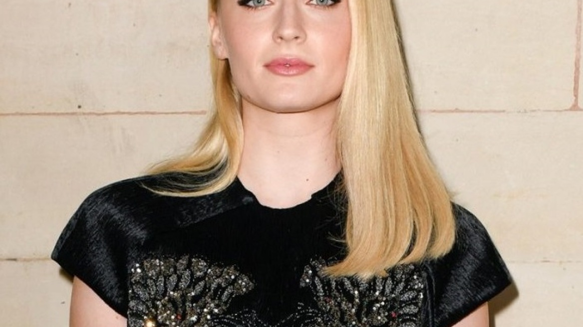 Το Louis Vuitton φόρεμα της Sophie Turner στα Grammys έδειχνε τελείως διαφορετικό στην πασαρέλα