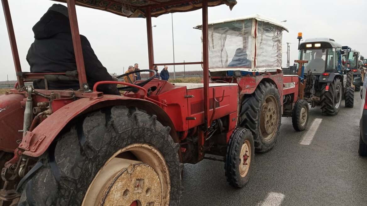 Λάρισα: Έβγαλαν τα τρακτέρ στους δρόμους οι αγρότες