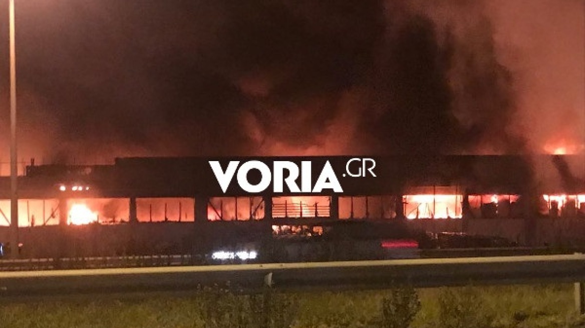 Θεσσαλονίκη: Υπό μερικό έλεγχο η φωτιά σε εταιρεία γεωργικών μηχανημάτων 