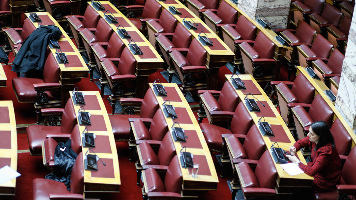 Βουλή: Με ευρύτατη πλειοψηφία πέρασε το επίδομα γέννησης