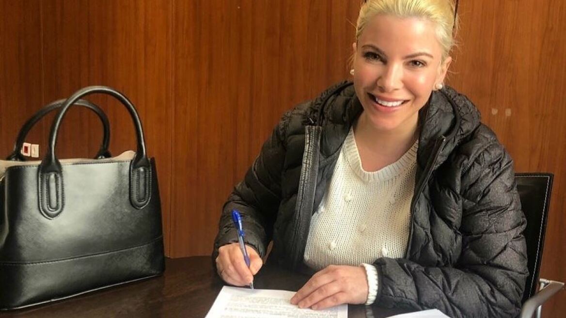 Αντελίνα Βαρθακούρη: Με τον Άγιο Εφραίμ στο πλευρό της υπέγραψε το συμβόλαιο με τον Alpha