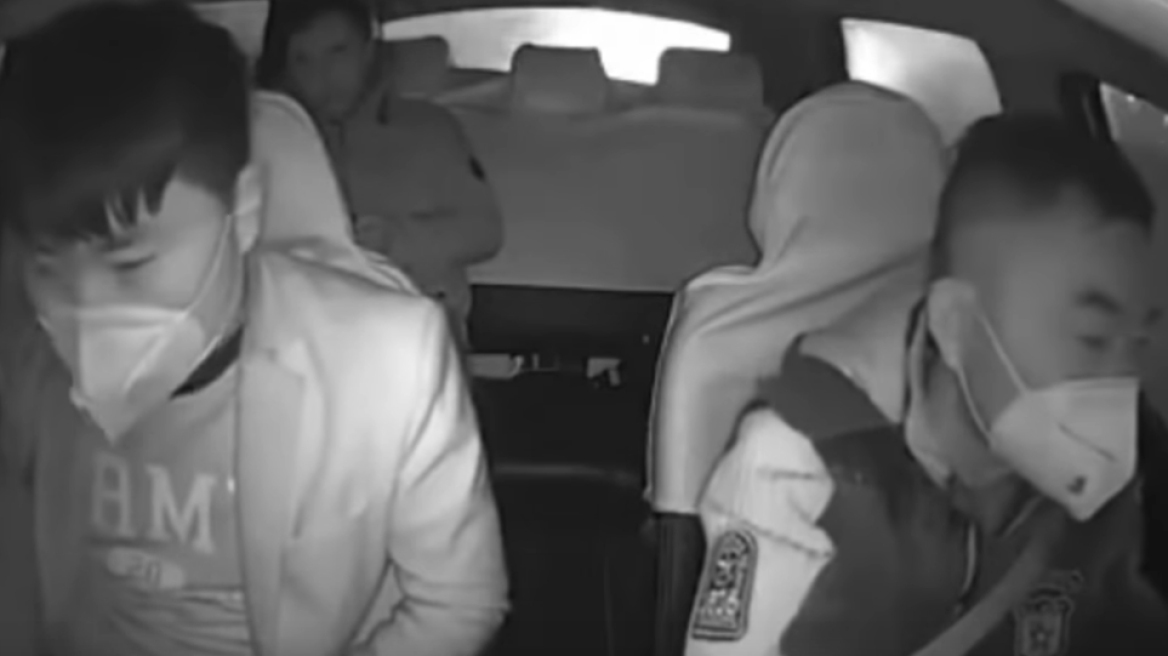 Δείτε βίντεο: Οδηγός ταξί πετάει έξω επιβάτη από την πόλη Ουχάν 