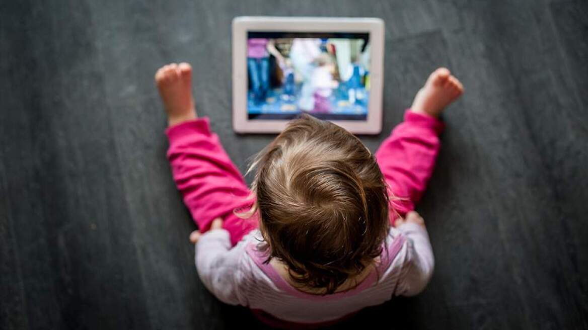 Πιο αδρανή σωματικά τα παιδιά που περνάνε ώρες μπροστά σε οθόνες, λέει έρευνα 