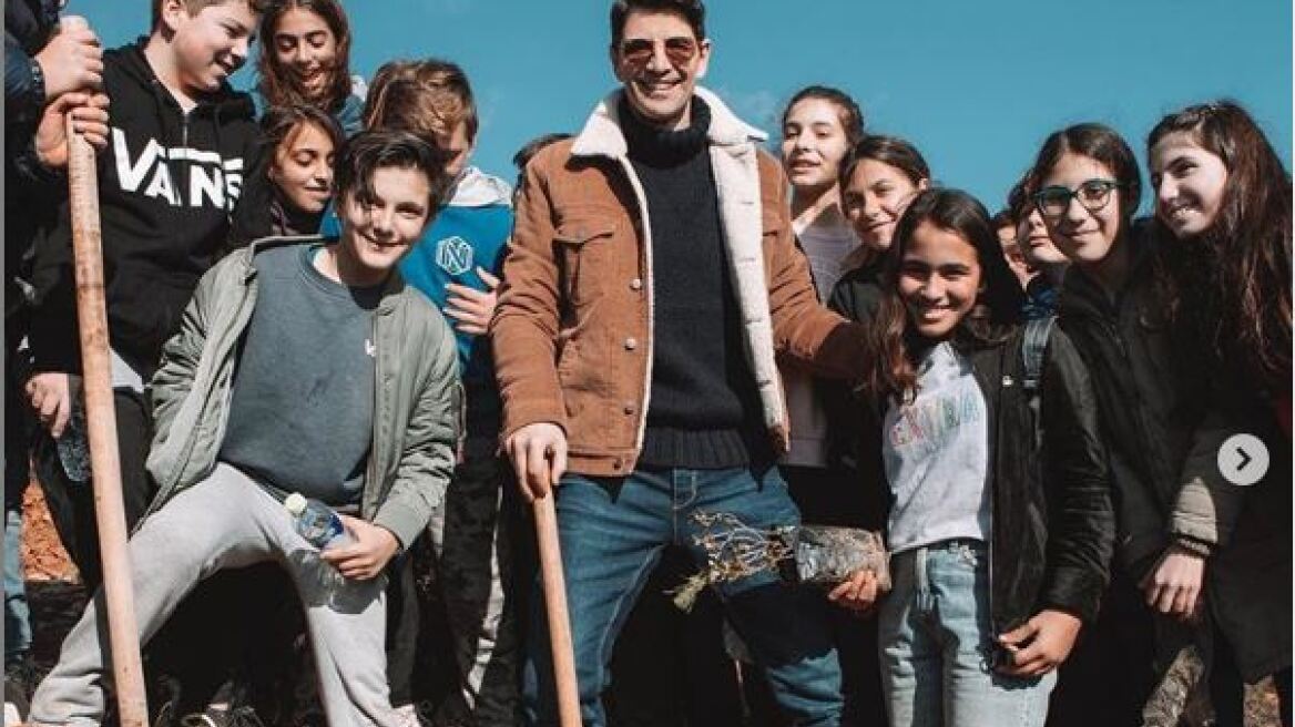 Ο Σάκης Ρουβάς στη δεντροφύτευση της Πεντέλης με το «Όλοι Μαζί Μπορούμε» 