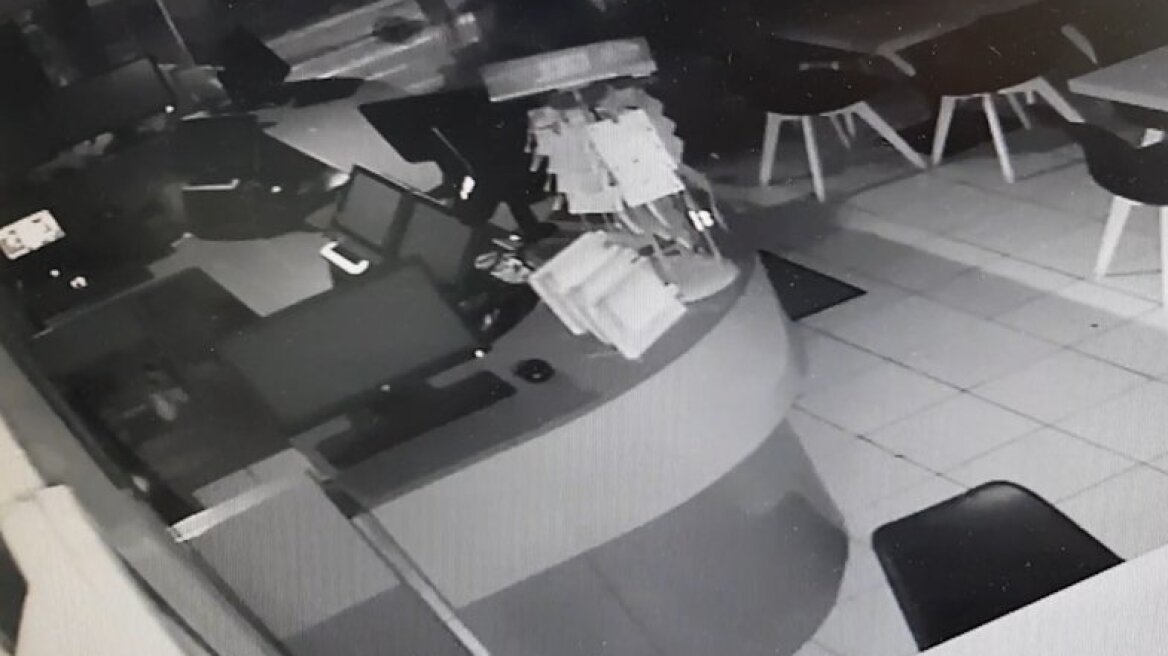 Πάτρα: Η στιγμή που διαρρήκτης «μπουκάρει» με το κεφάλι σε σπασμένη τζαμαρία 