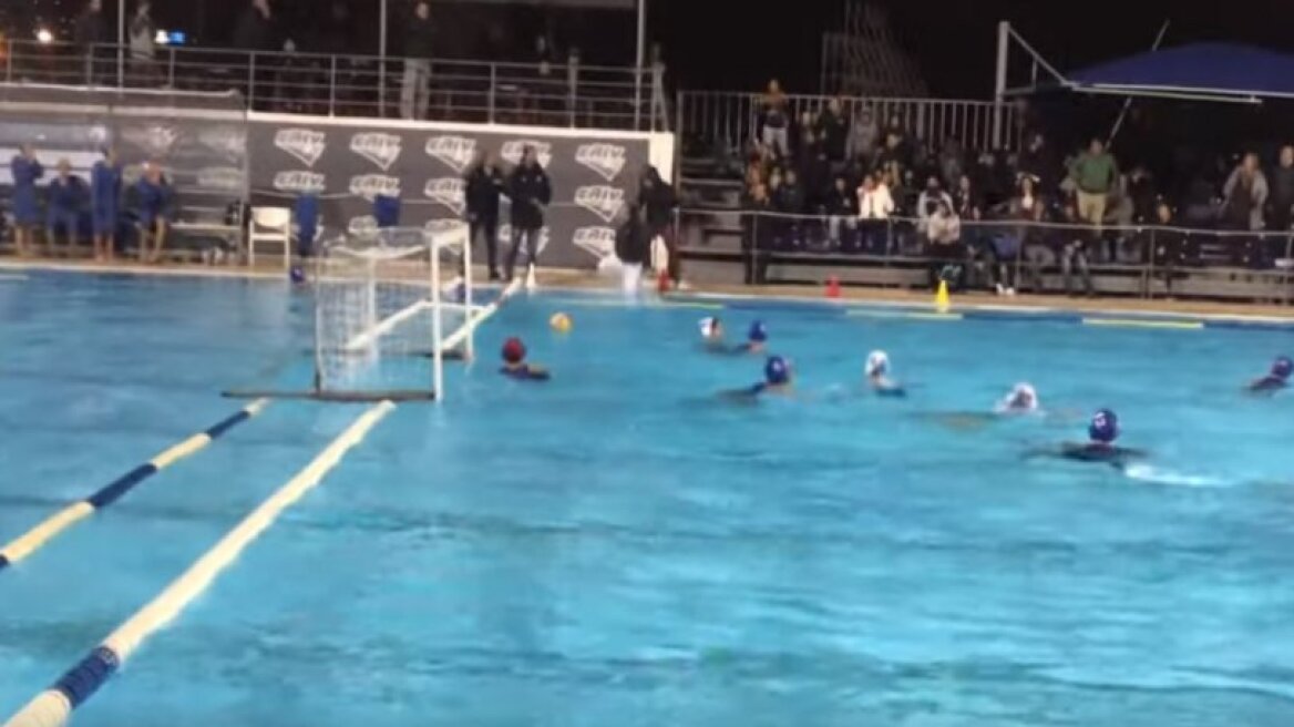 Απίστευτη σκηνή: Διεκόπη αγώνας γυναικείου πόλο διότι οπαδός πέταξε στην πισίνα διαιτητή