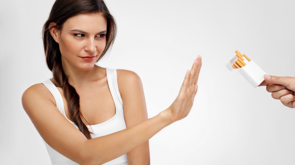 Πώς να διώξετε με φυσικό τρόπο τη μυρωδιά του τσιγάρου από το σπίτι σας