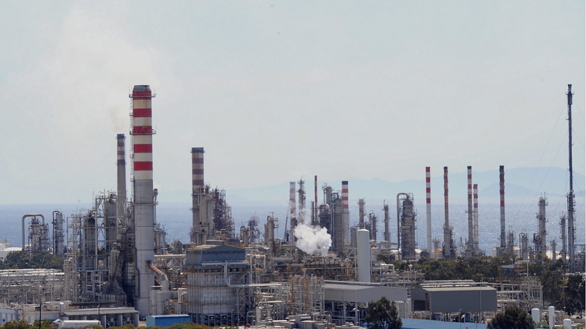 Στο νοσοκομείο σε σοβαρή κατάσταση τέσσερις εργαζόμενοι της Motor Oil μετά από πυρκαγιά 