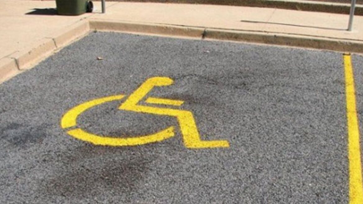 Φωτογράφισε ασυνείδητο οδηγό να παρκάρει σε θέση ΑμεΑ - Της ζητάει τώρα 40.000 για... παραβίαση προσωπικών δεδομένων 