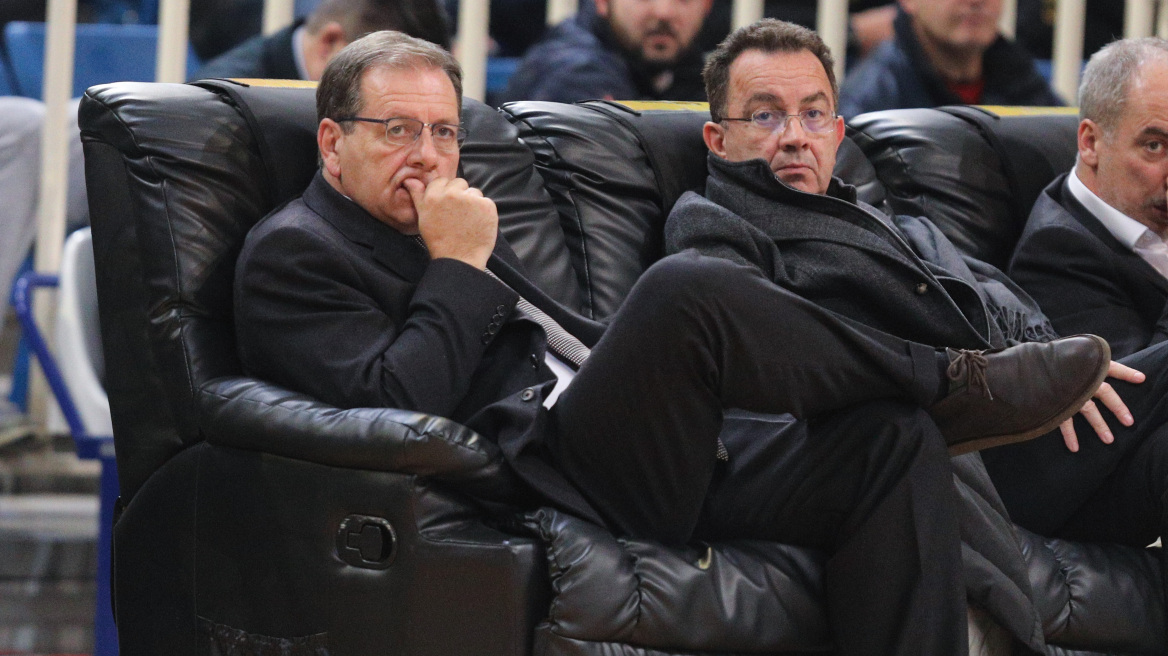 ΑΕΚ κατά Βασιλακόπουλου: Θα αποχωρήσει ηττημένος και κρυπτόμενος