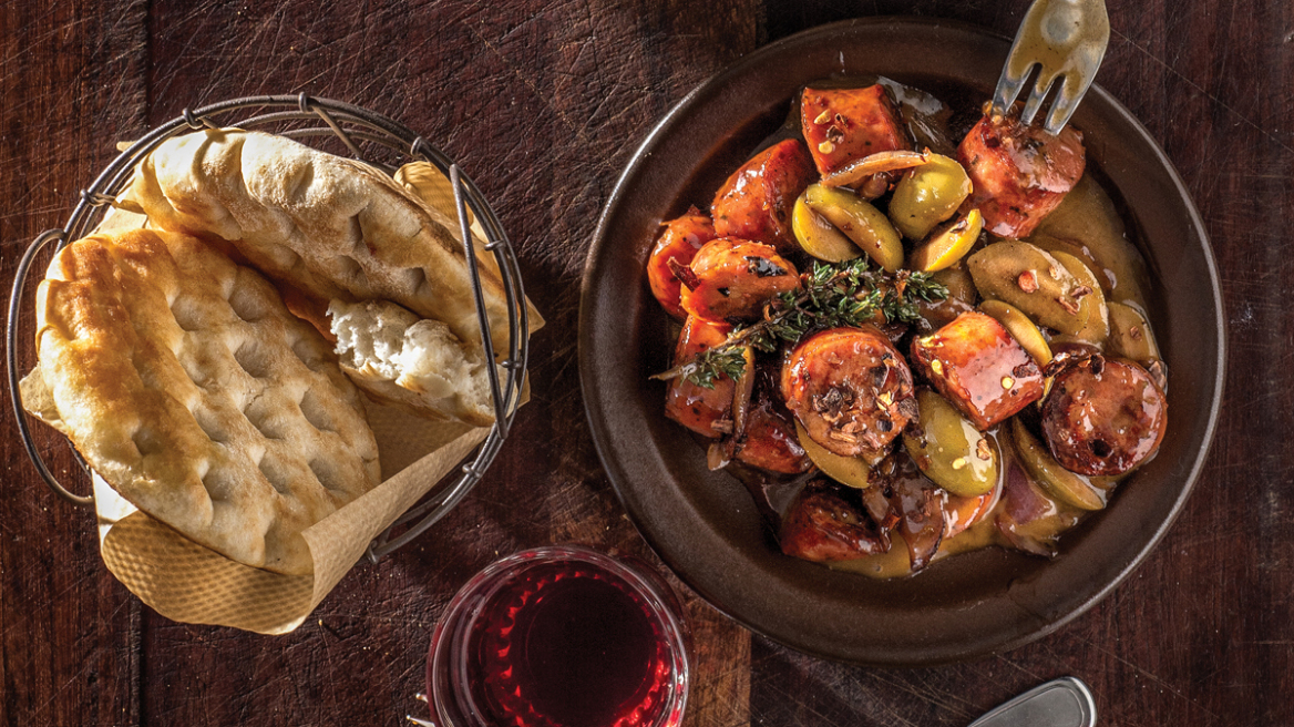 Ξιδάτο λουκάνικο Κρήτης με κρεμμύδια και ελιές