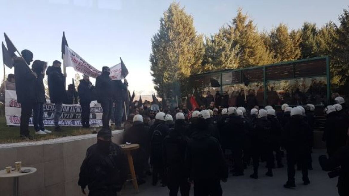 Πτολεμαΐδα: Μικροεπεισόδια και χημικά σε ημερίδα με ομιλητές Χατζηδάκη και Γεωργιάδη