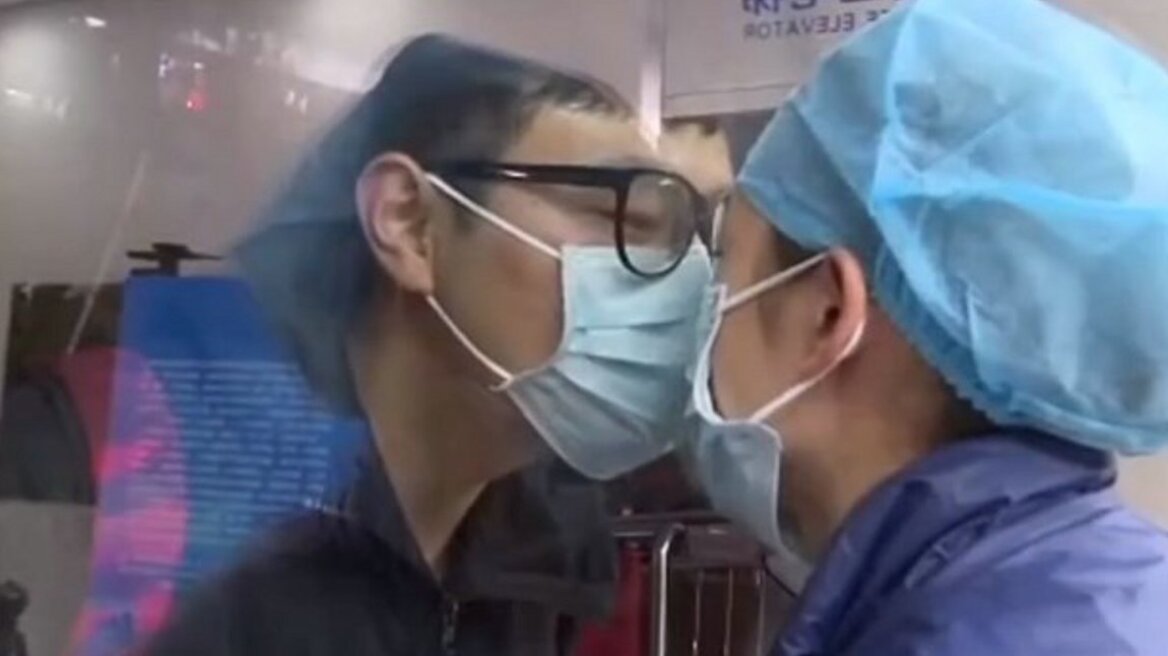 Κορωνοϊός: Είδε μετά από 11 μέρες τη νοσοκόμα σύντροφό του - Φιλήθηκαν με μια τζαμαρία να τους χωρίζει