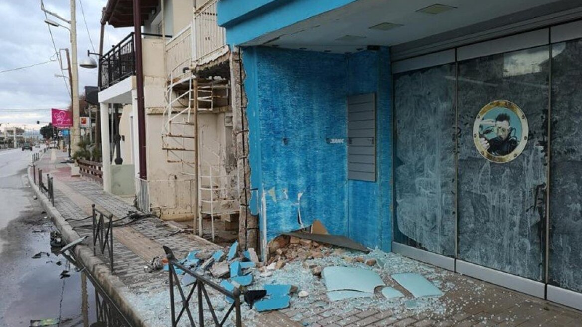 Κρήτη: Αυτοκίνητο έπεσε πάνω σε τοίχο σπιτιού στα Χανιά