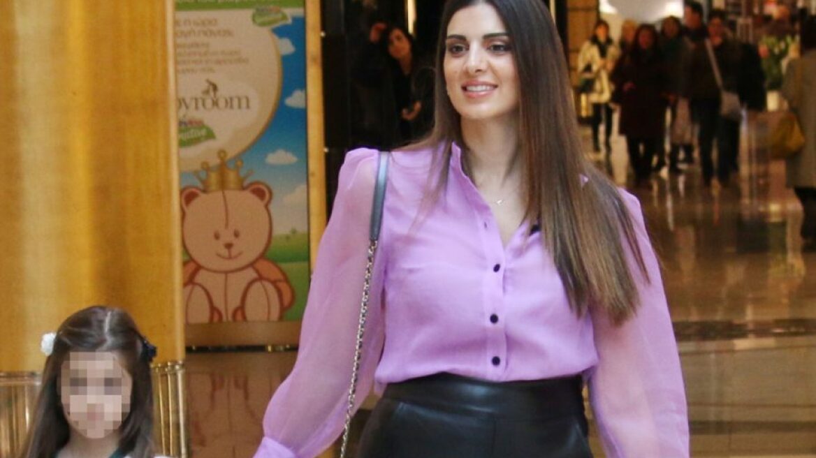 Το μαύρο δερμάτινο που επέλεξε η Σταματίνα Τσιμτσιλή στην έξοδο με την κουμπάρα της