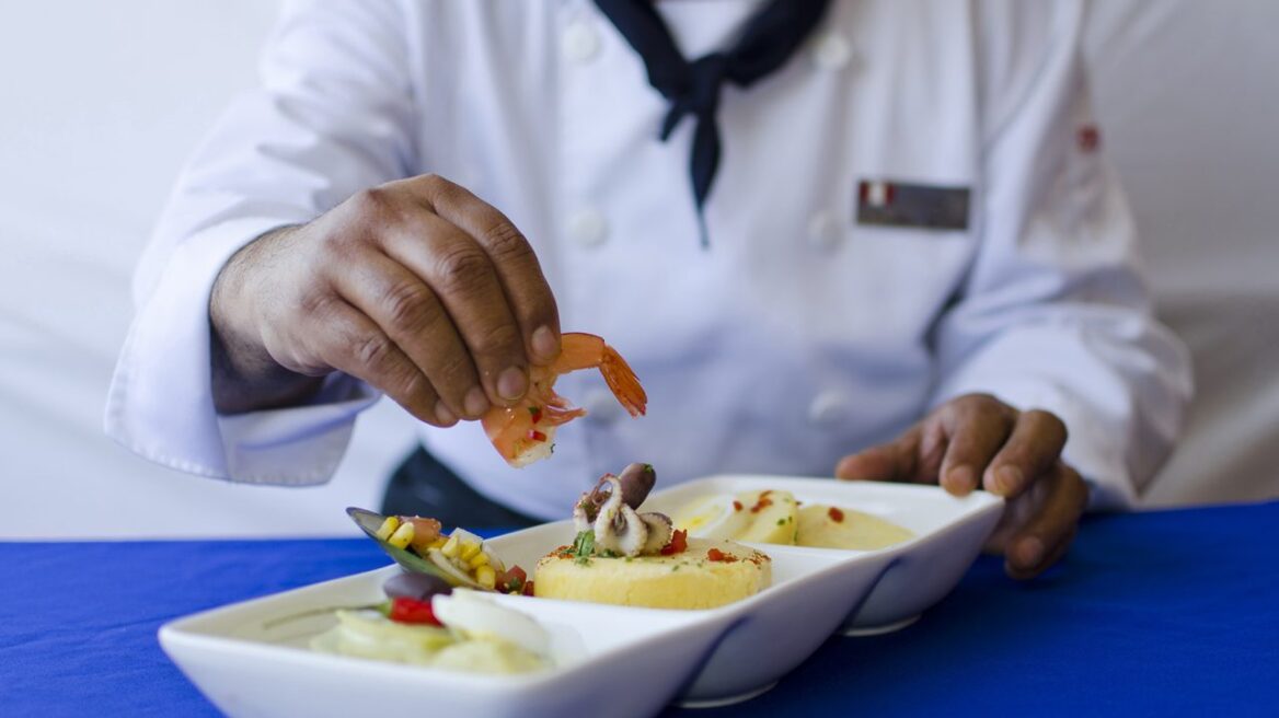 Τι κερδίζετε και τι χάνετε όταν τρώτε το φαγητό σας με τα χέρια