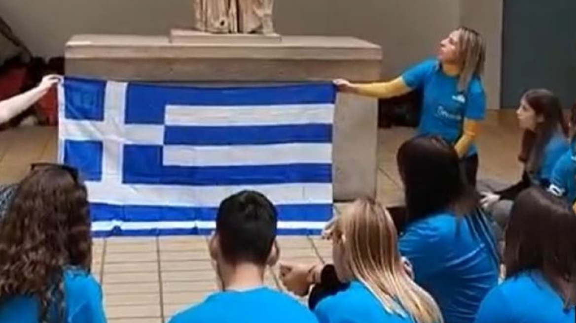 Βρετανικό Μουσείο: Κρητικόπουλα τραγούδησαν το «Τζιβαέρι» μπροστά στην «ξενιτεμένη» Καρυάτιδα