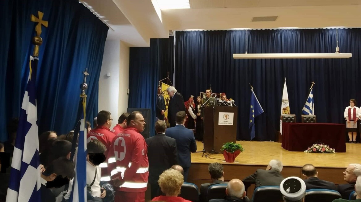 Παυλόπουλος: Απρόοπτο στην ομιλία του στη Μαρώνεια - Λιποθύμησε νεαρό κορίτσι