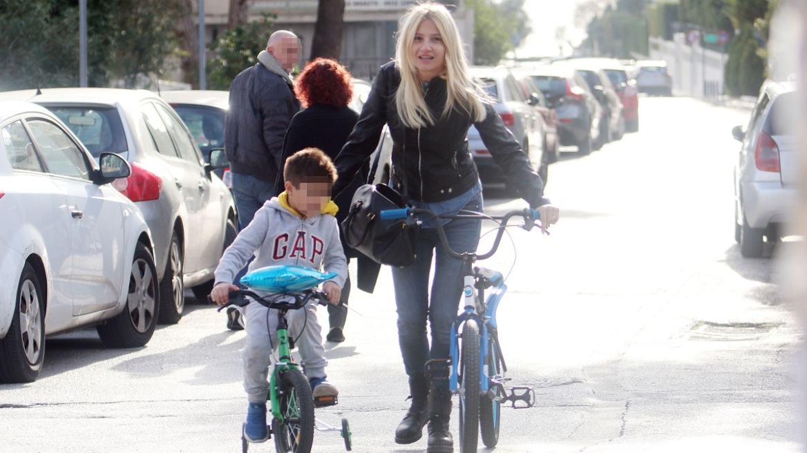 Φαίη Σκορδά: Λάμπει από ευτυχία σε βόλτα με το μικρό της γιο