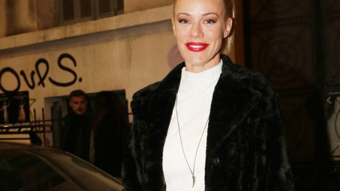 Η Ζέτα Μακρυπούλια έκανε μια διαχρονική επιλογή για την εμφάνισή της