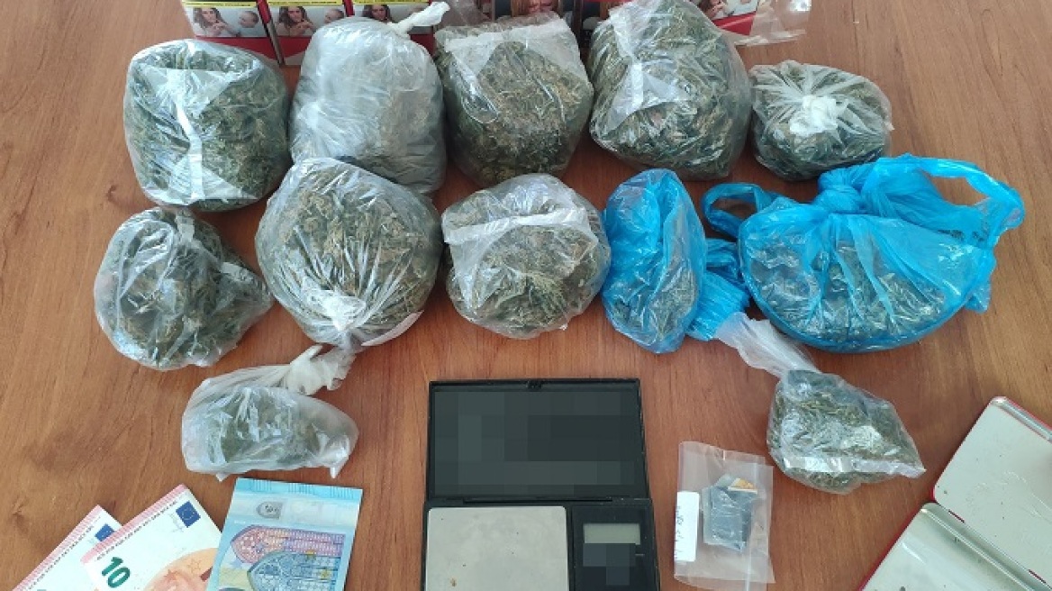 Συνέλαβαν διακινητή με χασίς και λαθραία τσιγάρα στη Λαμία