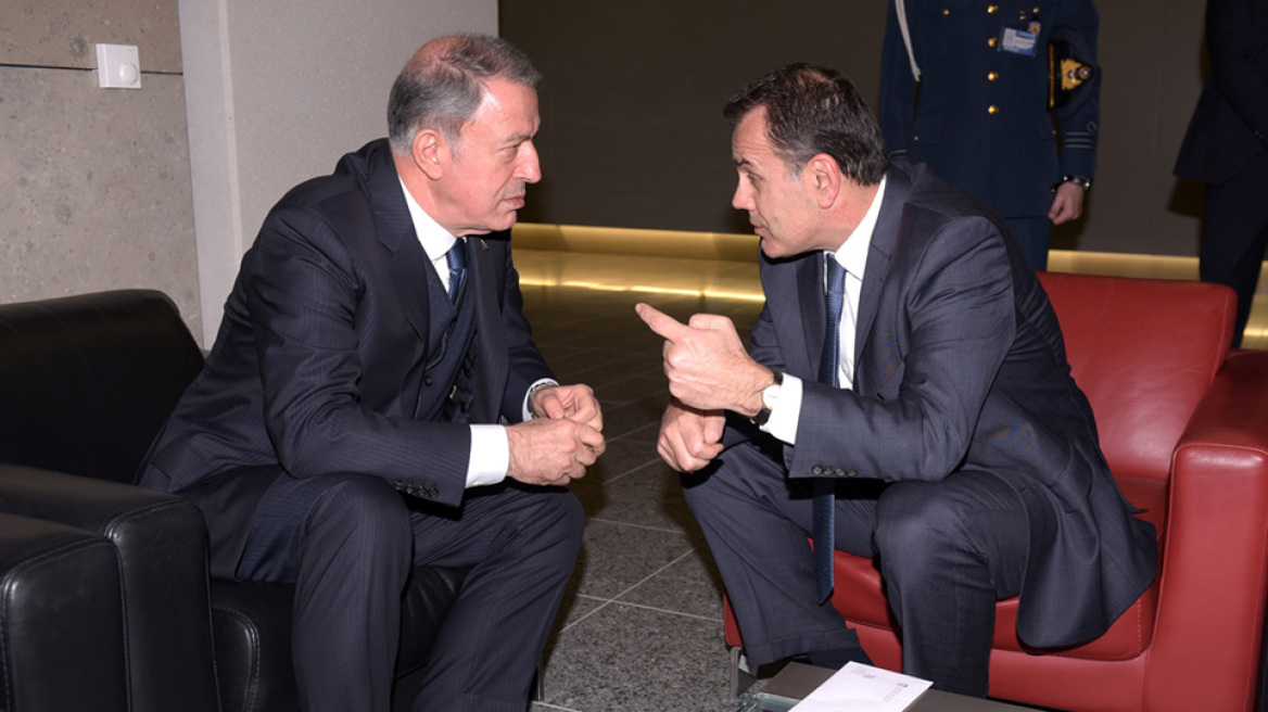 Ελληνοτουρκικά: Το 10λεπτο τετ-α-τετ Παναγιωτόπουλου-Ακάρ, οι υπερπτήσεις και τα ΜΟΕ