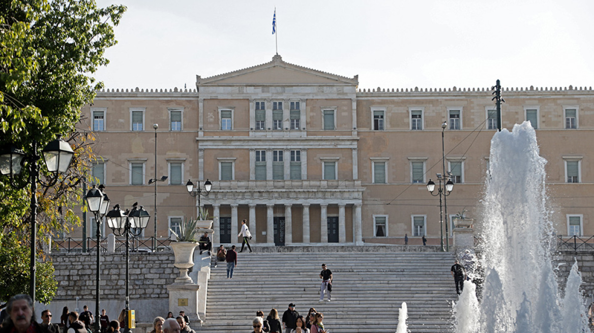 Bloomberg: Η Ελλάδα πάει για αρνητικά επιτόκια