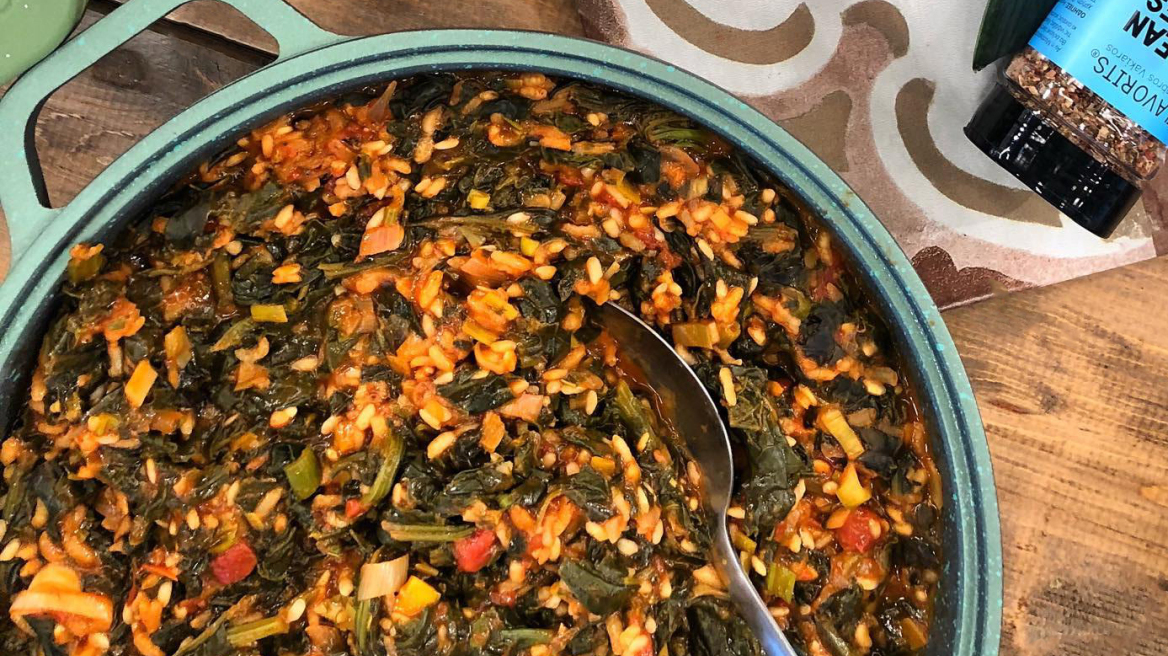 Σπανακόρυζο με ντομάτα και μυρωδικά