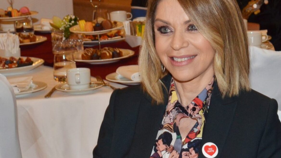 Η Έλλη Στάη έκανε επίσημη εμφάνιση με sneakers