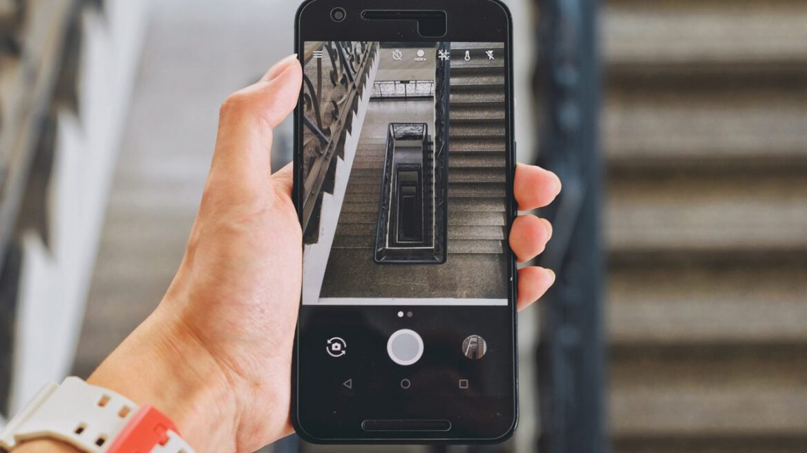 Η συνήθεια που μας κάνει πιο αργούς και λιγότερο προσεκτικούς στις σκάλες