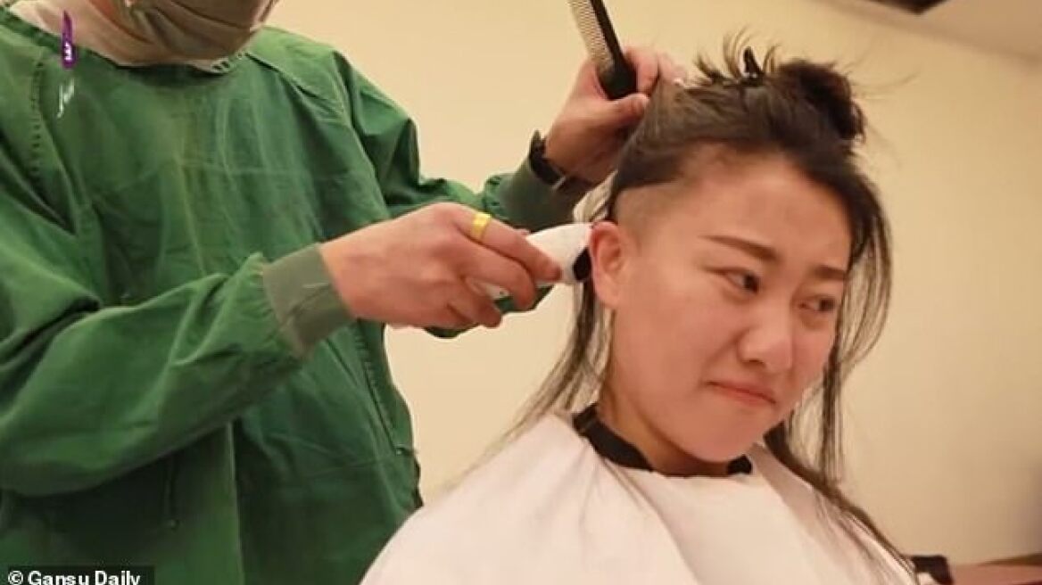 Κορωνοϊός: Κινέζες γιατροί ξύρισαν το κεφάλι τους ύστερα από εντολή της διεύθυνσης νοσοκομείου 