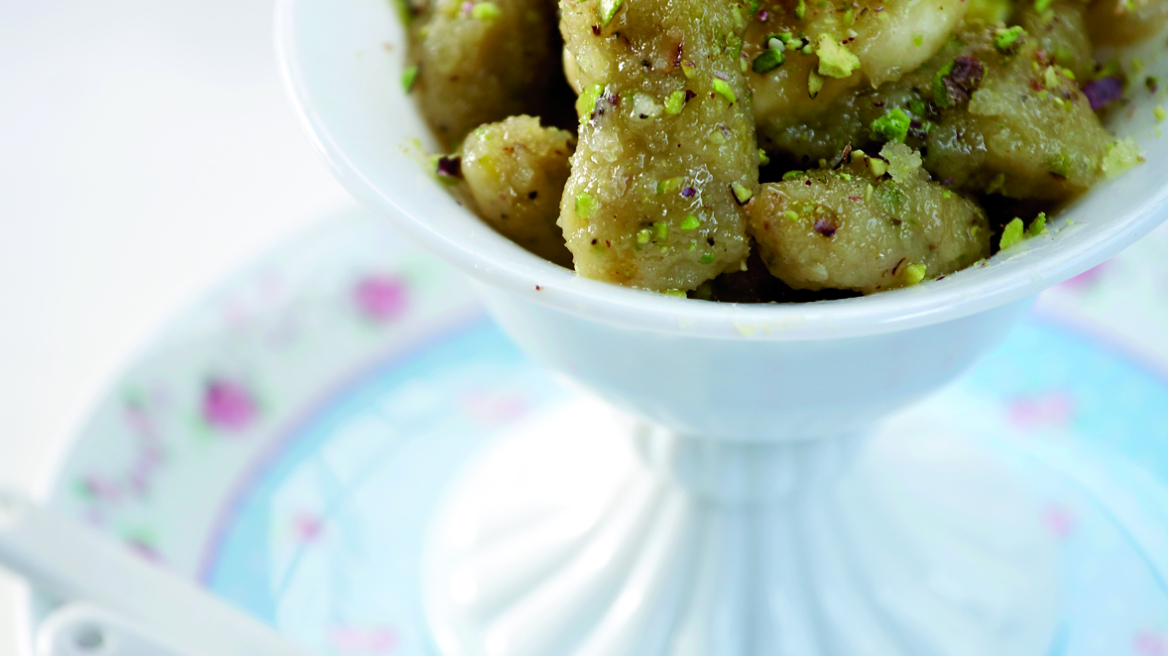 Γλυκά νιόκι με μπανάνες και φιστίκια