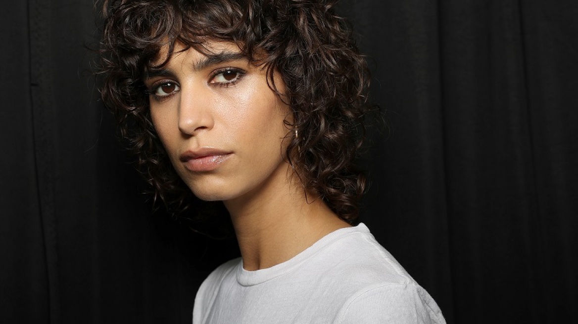 Το τρικ της Mica Argañaraz για τονισμένες φυσικές μπούκλες κοστίζει λιγότερο από 10 ευρώ