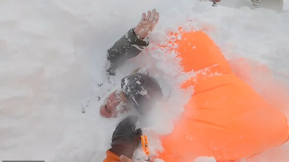 Δραματική διάσωση σκιέρ στην Ελβετία: «Βοηθήστε με, βρείτε τους φίλους μου» - Δείτε βίντεο