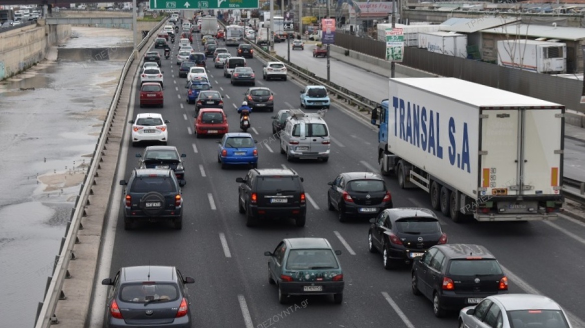 Κίνηση τώρα: Μποτιλιάρισμα στον Κηφισό - Προβλήματα στους δρόμους από το ψιλόβροχο