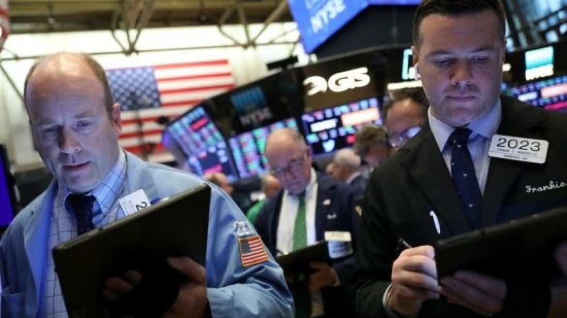 Wall Street: «Εκθρονίστηκαν» από τα ρεκόρ οι βασικοί δείκτες