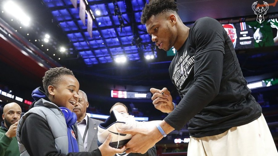 Ο Γιάννης Αντετοκούνμπο έκανε χαρούμενο άλλο ένα παιδί