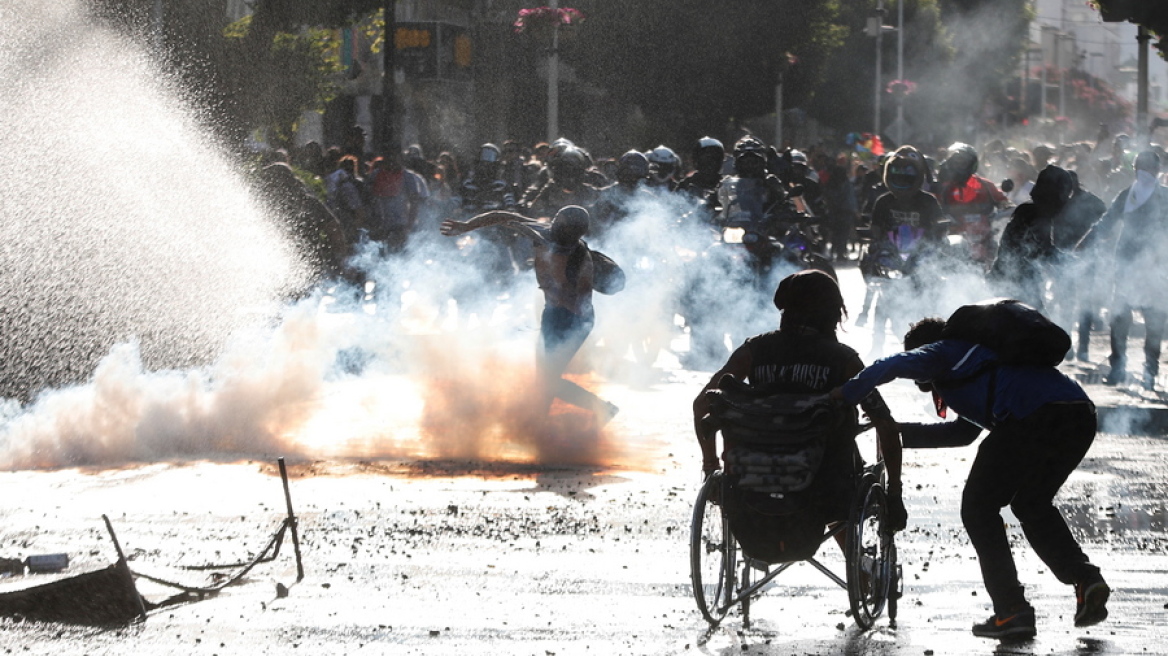 Χιλή: Άγριες συγκρούσεις διαδηλωτών και αστυνομίας στην είσοδο του φεστιβάλ τραγουδιού