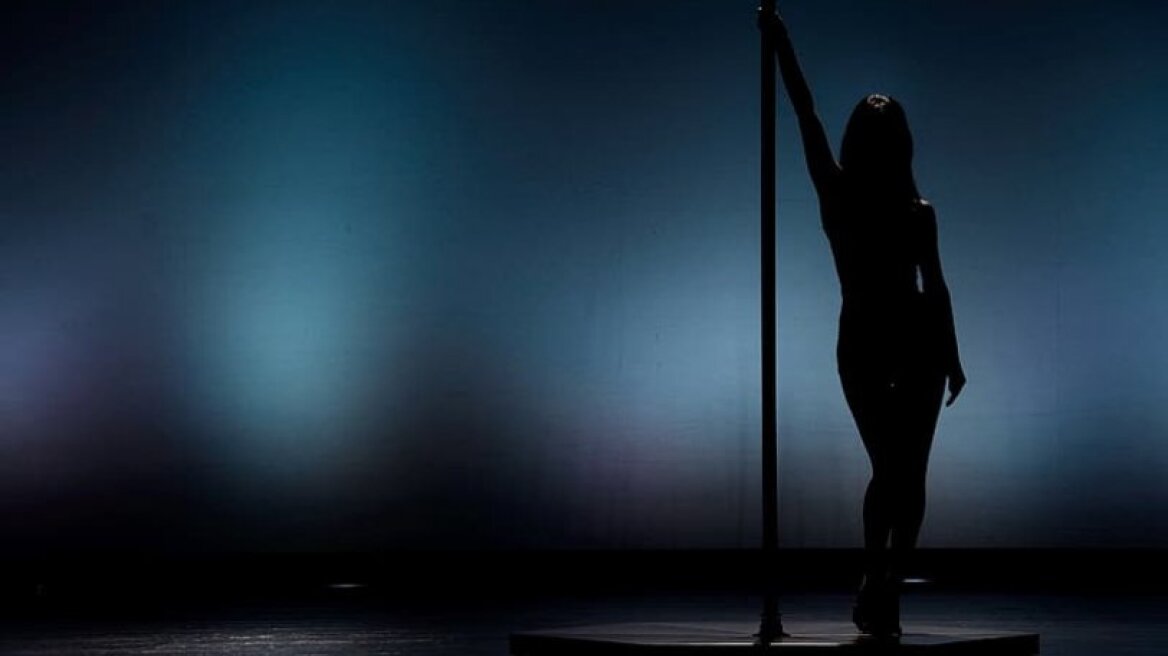 Xαμός σε στριπτιτζάδικο: Ο στύλος καταπλάκωσε 75χρονη, ο χορευτής έσπασε το πόδι του (pic)