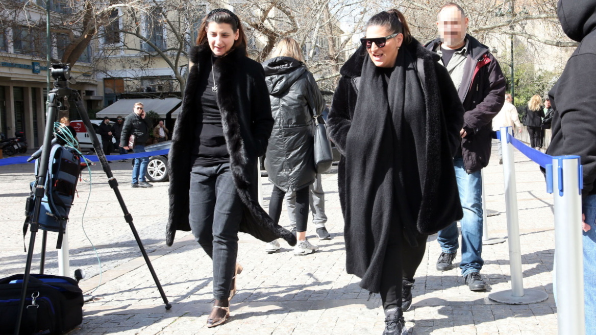 Συντετριμμένες οι κόρες του Κώστα Βουτσά στο λαϊκό προσκύνημα 